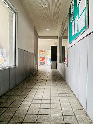 掲示板がありゴ...