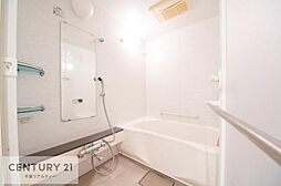 [風呂] ホワイトカラーをベースとしたバスルームです。一日の疲れを癒すリラックスタイムを過ごせます！毎日のバスタイムが楽しみになりますね。