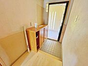 収納だけでなく、靴箱の上にカギ等の物を置けたり飾りができたりと、お好きにアレンジできる玄関です。