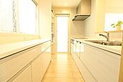 カップボードの棚がありスッキリと片付くキッチン勝手口と窓もあり通気性良好です。
