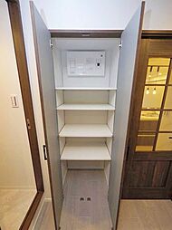 [収納] 廊下のスペースも無駄にせず、収納を確保しています。可動式の棚は高さを自由に変更することが出来るので、自分自身で使いやすいように調節することが可能です。