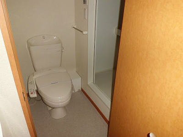 画像9:ウォッシュレット付のトイレ。