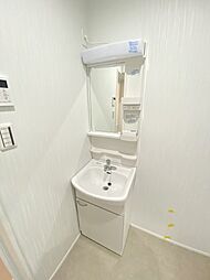 [洗面] 身支度に便利な独立洗面台です。鏡横に収納が付いているので、細かい美容用品もこちらに収納できます。