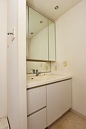 [洗面] 三面鏡付き洗面化粧台で忙しい時間の身支度もスムーズです。