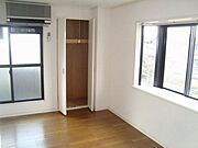 明るい洋室6帖。