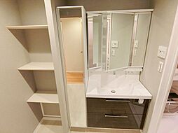 [洗面] たっぷりの収納を設け大きな3面鏡の洗面化粧台で快適な暮らしが実現します。