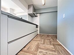 [キッチン] ゆとりある調理スペースで作業がしやすい快適なキッチンです！お子様と一緒にお菓子造りも楽しめる広々スペースです。収納も豊富なのですっきりとした空間で調理ができそうですね。
