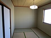 玄関正面の、もう一つの６帖の和室です。