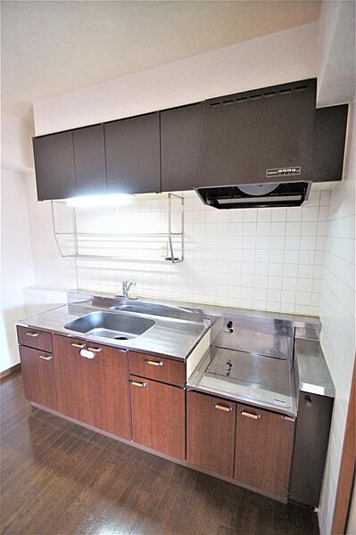 画像13:調理スペースが広く、収納も充実したキッチンです。２口ガスコンロ設置できます。