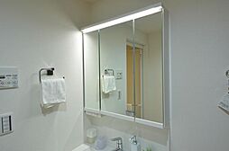 [洗面] 清潔感のあるボウル。開放感ある空間と、十分な大きさの鏡も自慢です。 