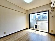 洋室6帖、照明器具は備付です。