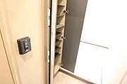 シューズボックス。建具には姿見鏡が付いています。お出かけ前に身だしなみのチェックをして頂けます。