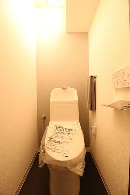 間接照明がとてもおしゃれな落ち着いた雰囲気のトイレです。天井が高いので、広々とした空間に感じられます。