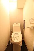 間接照明がとてもおしゃれな落ち着いた雰囲気のトイレです。天井が高いので、広々とした空間に感じられます。