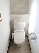 トイレには快適な温水洗浄便座付