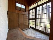 引戸からの日差しが明るい玄関