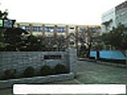 和歌山市立雑賀小学校まで818m