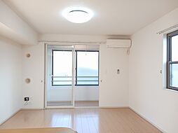 ヴィル・フォーレIV 104 1階ワンルームのリビング/ダイニング