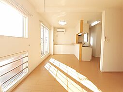 カサ・ド・フローレス 201 2階1LDKのリビング/ダイニング