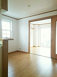 サン・スクエア 101 1階2LDKのリビング/ダイニング