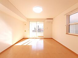 クロンドールII 104 1階ワンルームのリビング/ダイニング