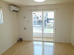 カミーリア峰 201 2階1LDKのリビング/ダイニング