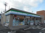 【コンビニエンスストア】ファミリーマート　ちの本田店まで430ｍ