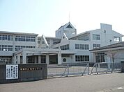 【小学校】和納小学校まで110ｍ
