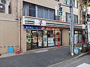【コンビニエンスストア】セブンイレブン文京関口1丁目店まで62ｍ
