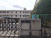 【小学校】総社市立山手小学校まで650ｍ