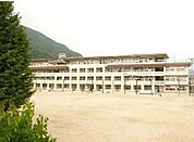 【小学校】八木小学校まで800ｍ