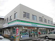 【コンビニエンスストア】ファミリーマート 新田塚店まで550ｍ