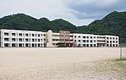 【中学校】吉田中学校まで2400ｍ