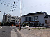 【小学校】丸亀市立飯野小学校まで750ｍ
