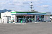 【コンビニエンスストア】ファミリーマート　二里店まで1300ｍ