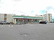 【コンビニエンスストア】ファミリーマート具志川仲原店まで750ｍ