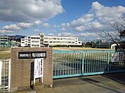 【小学校】亀川幼稚園・小学校まで270ｍ