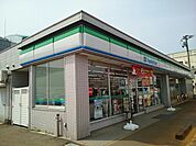 【コンビニエンスストア】ファミリーマート燕井土巻店まで300ｍ