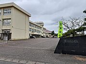 【小学校】亀代小学校まで1300ｍ