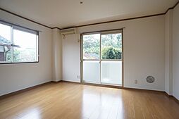 ドーミトリー 101 1階ワンルームのリビング/ダイニング