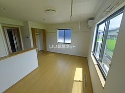 East Village III棟 101 1階1Kのリビング/ダイニング