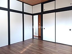 そよ風と陽だまりのアーチェ・ハウス 1 1階5DKのリビング/ダイニング