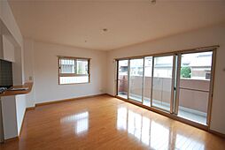 フローリッシュS 102 1階2LDKのリビング/ダイニング