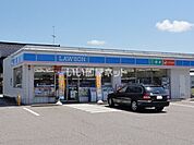 【コンビニエンスストア】ローソン 小矢部津沢店まで555ｍ