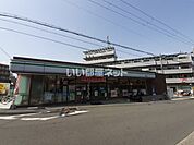【コンビニエンスストア】ファミリーマート 萱島駅前店まで995ｍ