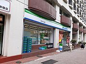 【コンビニエンスストア】ファミリーマート新宿中央公園店まで221ｍ