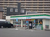 【コンビニエンスストア】ファミリーマート 秀栄町田小川店まで905ｍ