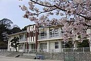 【小学校】三原市立糸崎小学校まで502ｍ