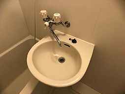 沖縄都市モノレール 県庁前駅 バス88分 県総合運動公園北口下車 徒歩15分の賃貸マンション 1階1Kのリビング/ダイニング