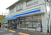 【コンビニエンスストア】ローソン・スリーエフ国府津岡店まで300ｍ